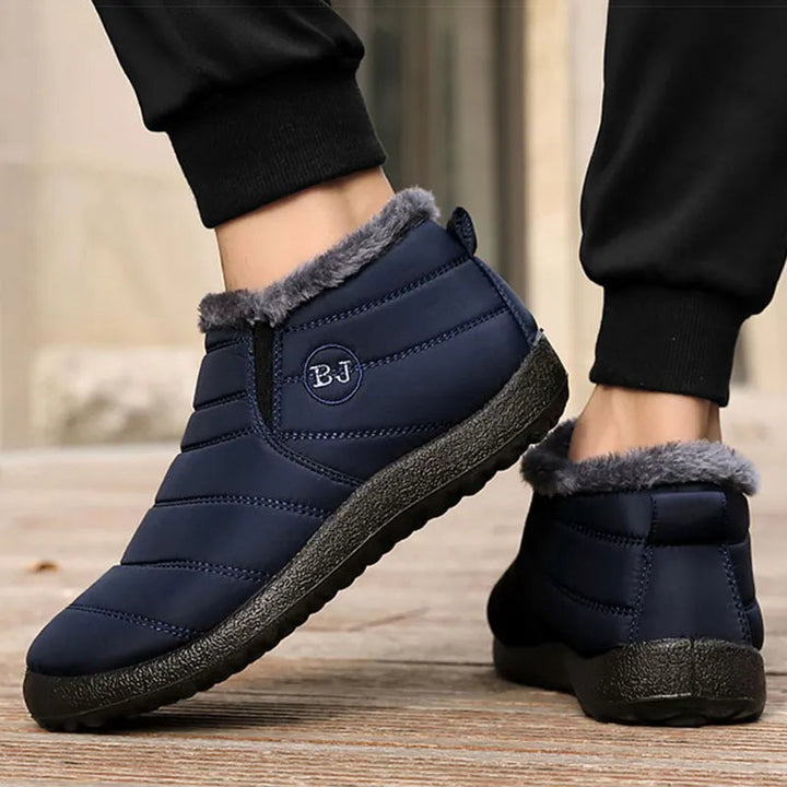 "Vattenavvisande herr vinter slip-ons med fleecefoder och robust gummisula, perfekt för stil och komfort i alla väder."