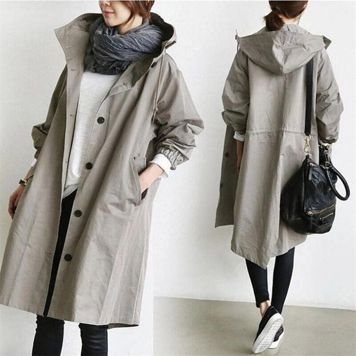 "Vattentålig damtrenchcoat med huva, klassisk design, idealisk för regniga dagar, bakifrån, stilfull och praktisk."