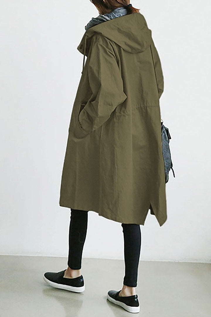 "Vattentålig damtrenchcoat med huva, klassisk design, idealisk för regniga dagar, bakifrån, stilfull och praktisk."