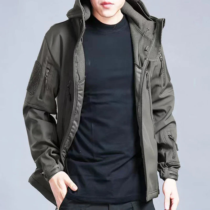 "Vattentålig herrfleecejacka för utomhusaktiviteter, mjuk och vindtålig, i naturen för maximal komfort och skydd."
