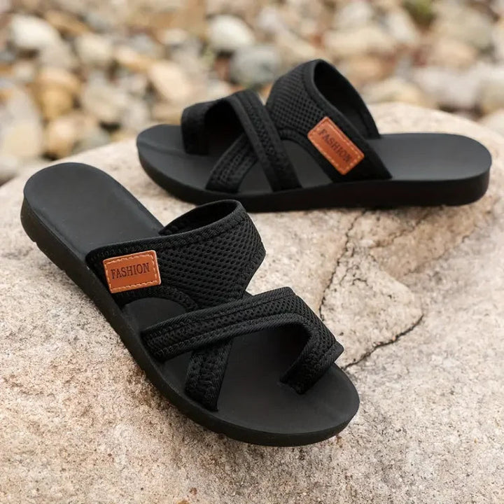 "Vattentåliga ergonomiska herrkomfortsandaler i svart, brun och röd, perfekt för sommardagar med modern stil."