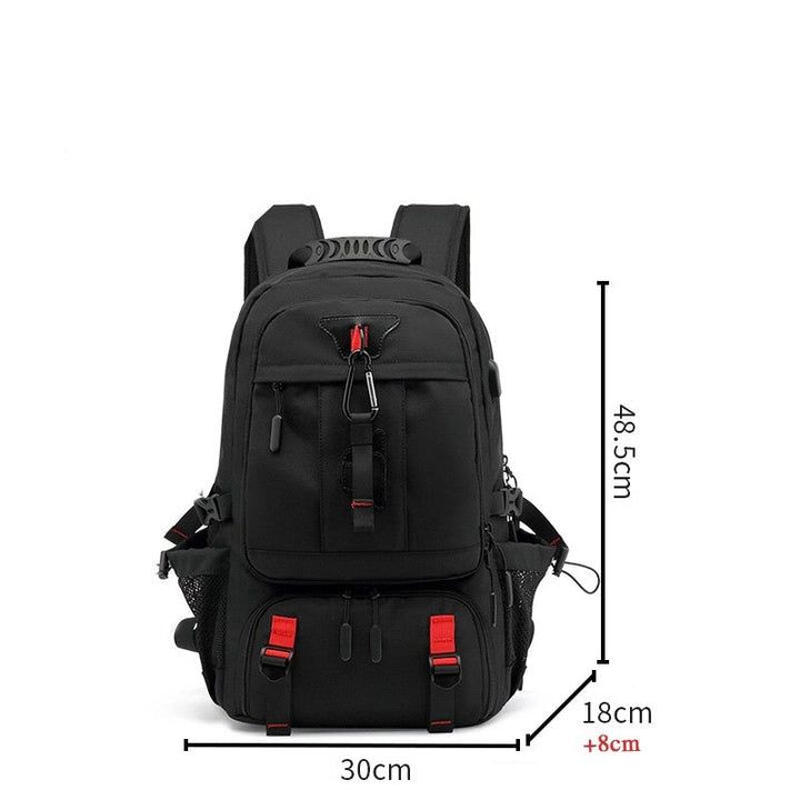 "Vattentät 50L ryggsäck för äventyr, framifrån. Slitstark polyester, modern design, USB-port för laddning."