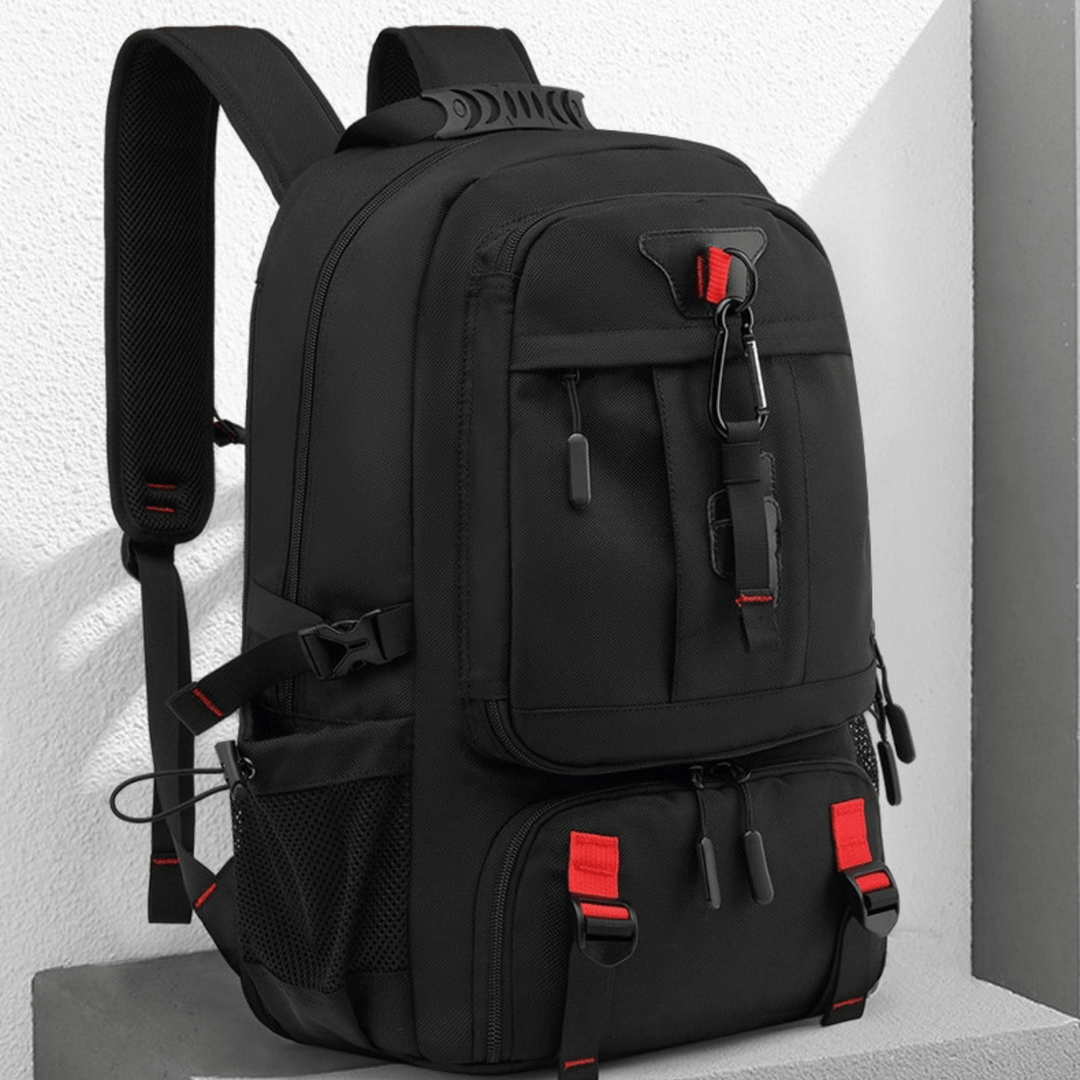 "Vattentät 50L ryggsäck för äventyr, framifrån. Slitstark polyester, modern design, USB-port för laddning."