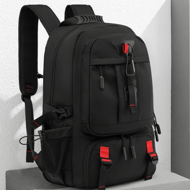 "Vattentät 50L ryggsäck för äventyr, framifrån. Slitstark polyester, modern design, USB-port för laddning."