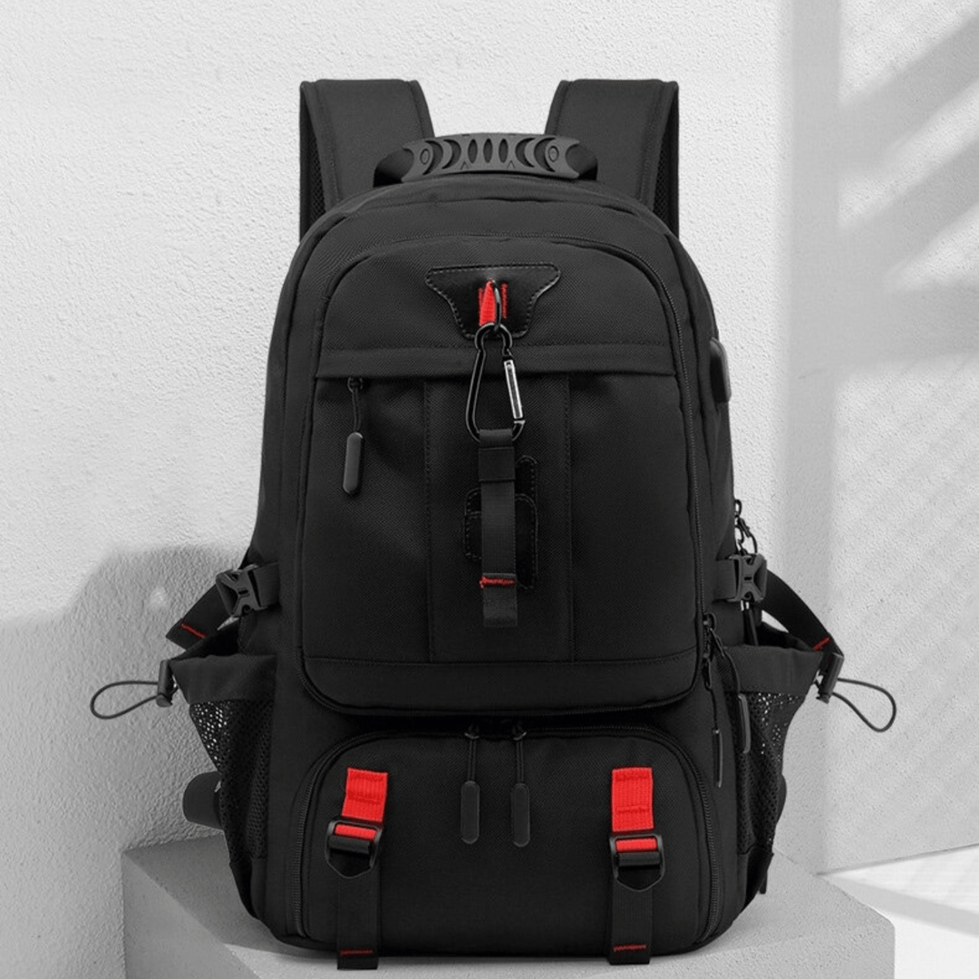 "Vattentät 50L ryggsäck för äventyr, framifrån. Slitstark polyester, modern design, USB-port för laddning."