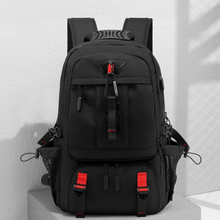 "Vattentät 50L ryggsäck för äventyr, framifrån. Slitstark polyester, modern design, USB-port för laddning."