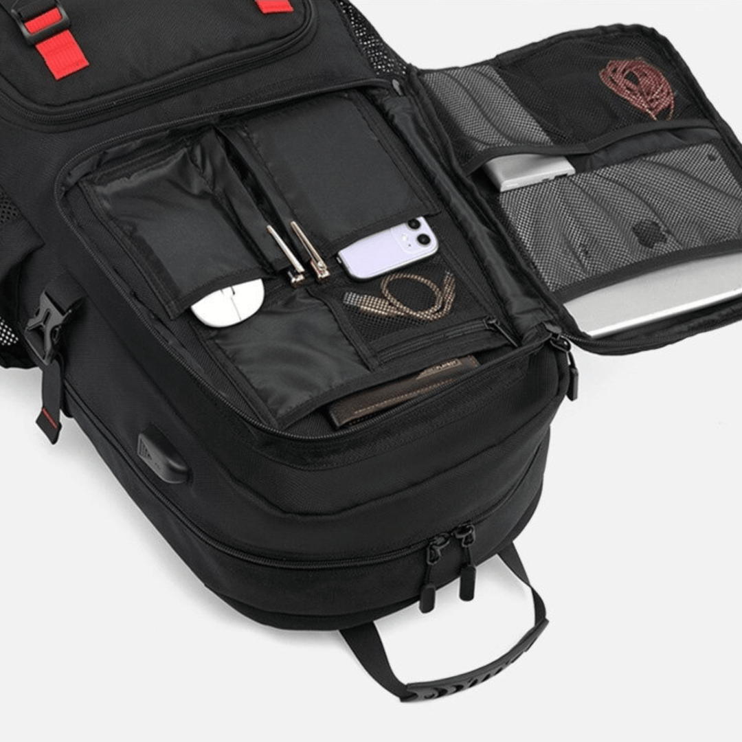 "Vattentät 50L ryggsäck för äventyr, framifrån. Slitstark polyester, modern design, USB-port för laddning."