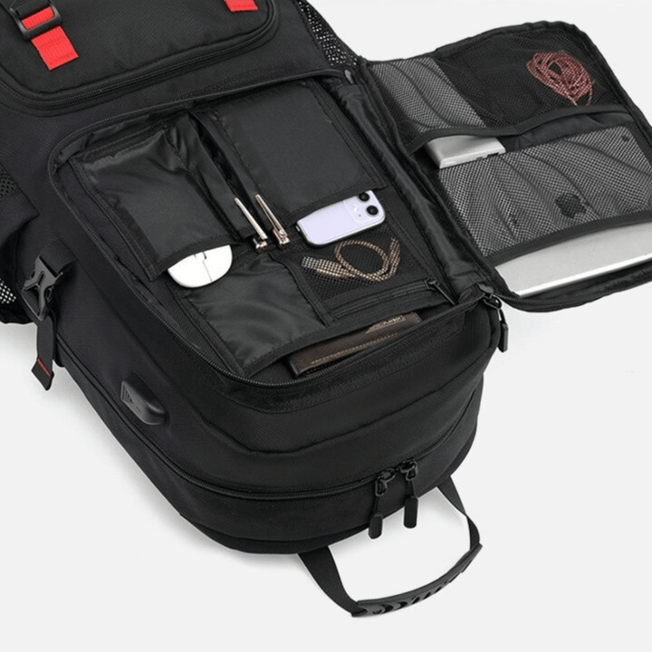 "Vattentät 50L ryggsäck för äventyr, framifrån. Slitstark polyester, modern design, USB-port för laddning."