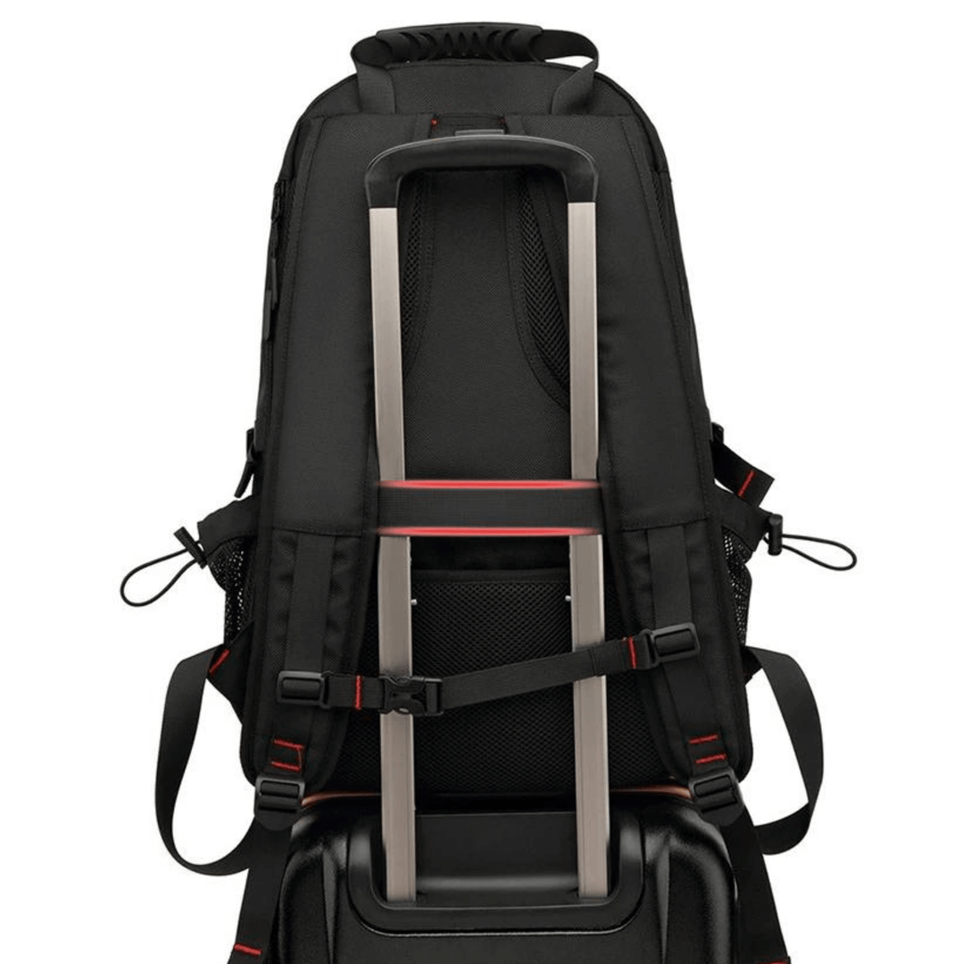 "Vattentät 50L ryggsäck för äventyr, framifrån. Slitstark polyester, modern design, USB-port för laddning."