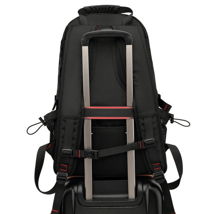 "Vattentät 50L ryggsäck för äventyr, framifrån. Slitstark polyester, modern design, USB-port för laddning."
