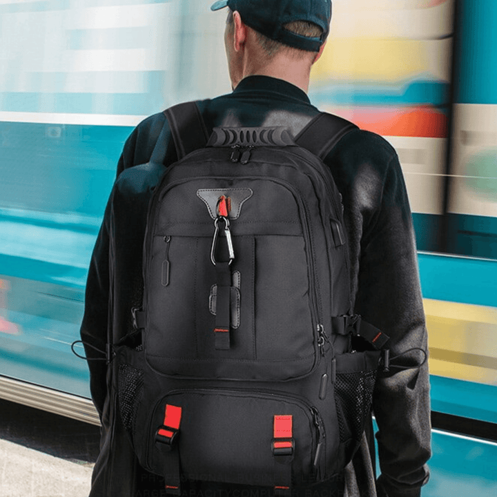"Vattentät 50L ryggsäck för äventyr, framifrån. Slitstark polyester, modern design, USB-port för laddning."