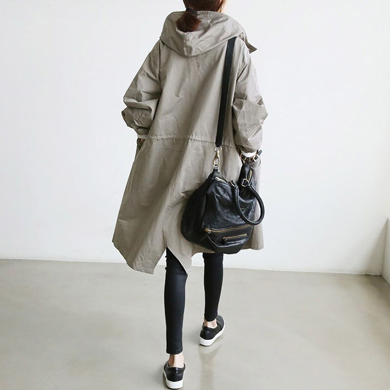 "Vattentät damjacka trenchcoat med modern design, elegant snitt och klassiska detaljer för vardagsbruk."