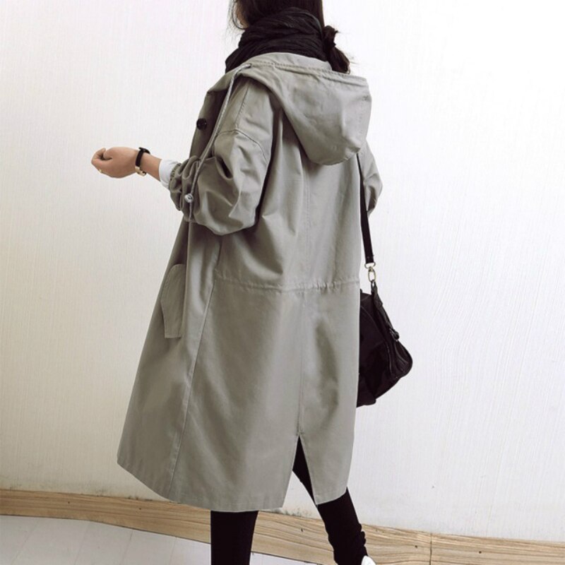 "Vattentät damjacka trenchcoat med modern design, elegant snitt och klassiska detaljer för vardagsbruk."