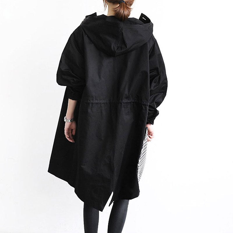 "Vattentät damjacka trenchcoat med modern design, elegant snitt och klassiska detaljer för vardagsbruk."