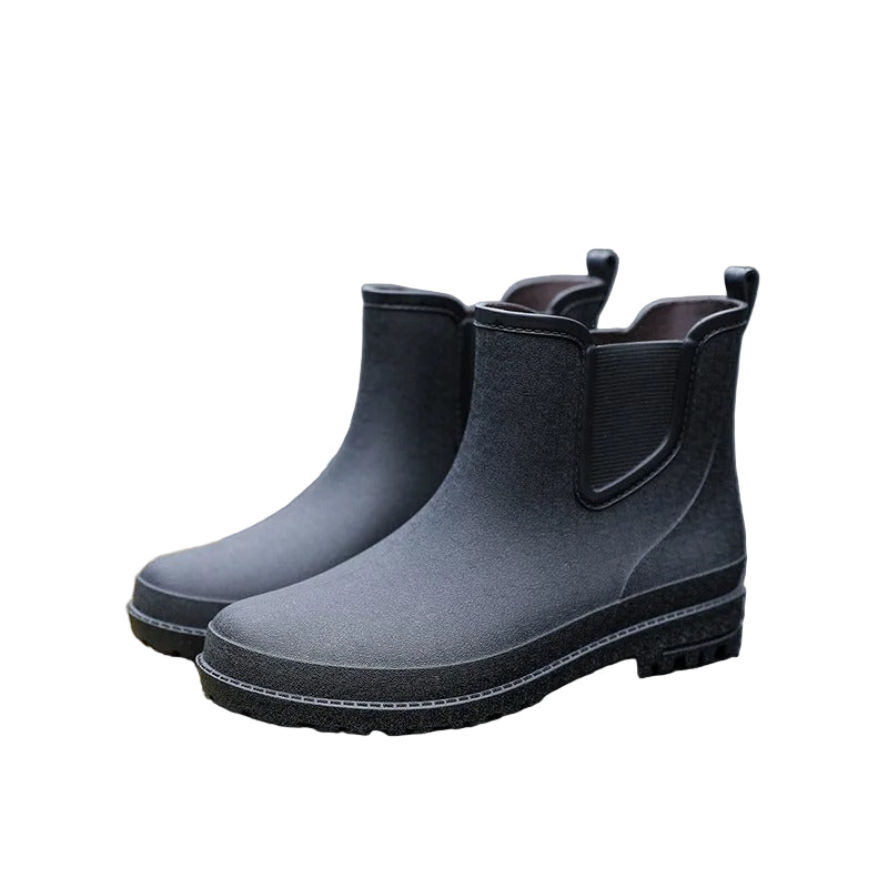 "Vattentäta halvhöga herrboots i syntetmaterial, elegant design, svart färg, perfekt för regniga dagar och stadsvandringar."