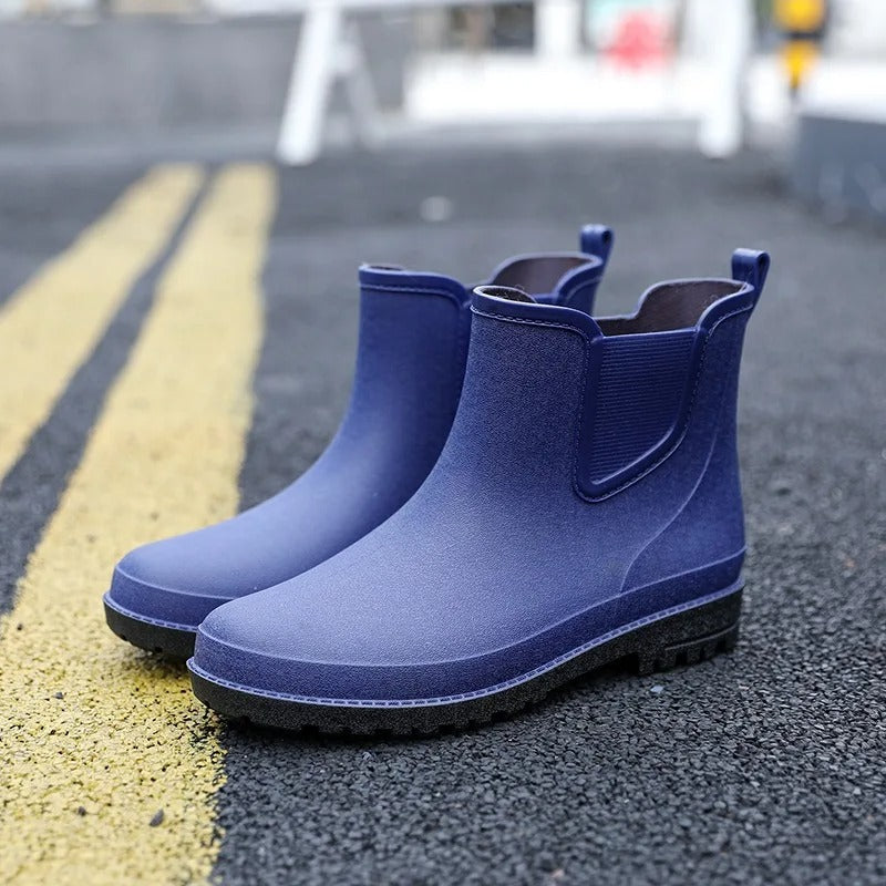 "Vattentäta halvhöga herrboots i syntetmaterial, elegant design, svart färg, perfekt för regniga dagar och stadsvandringar."