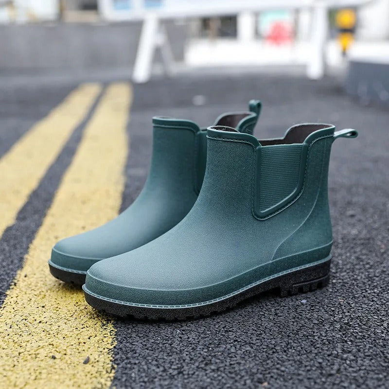 "Vattentäta halvhöga herrboots i syntetmaterial, elegant design, svart färg, perfekt för regniga dagar och stadsvandringar."