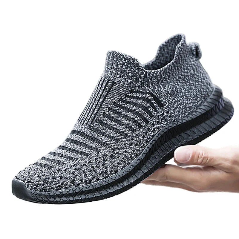 "Ventilerande slip-on herrskor med andningsbart material, lätt design och anti-glid sula för utomhusbruk."