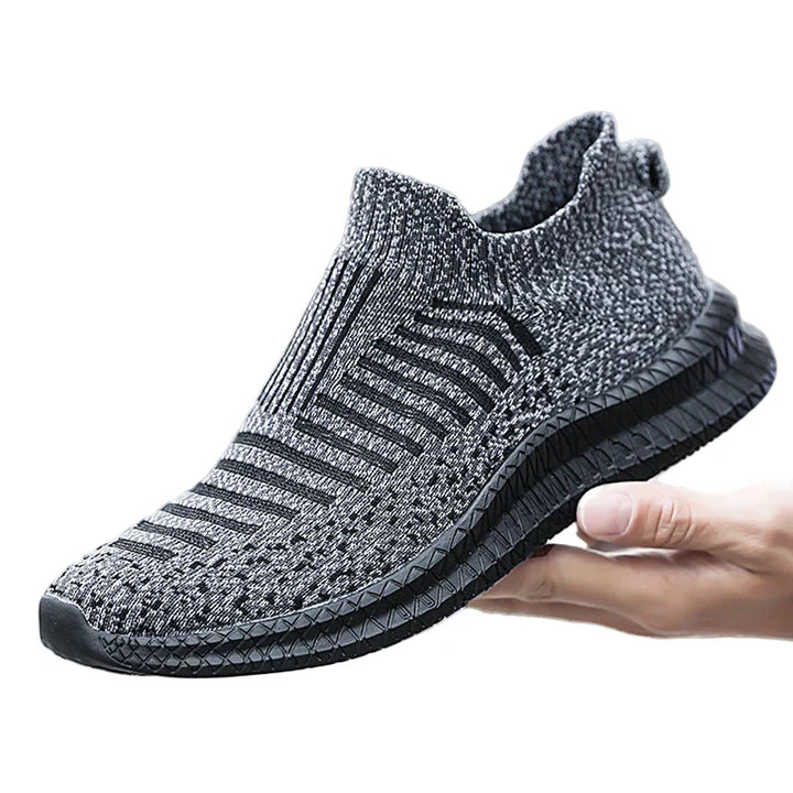 "Ventilerande slip-on herrskor med andningsbart material, lätt design och anti-glid sula för utomhusbruk."