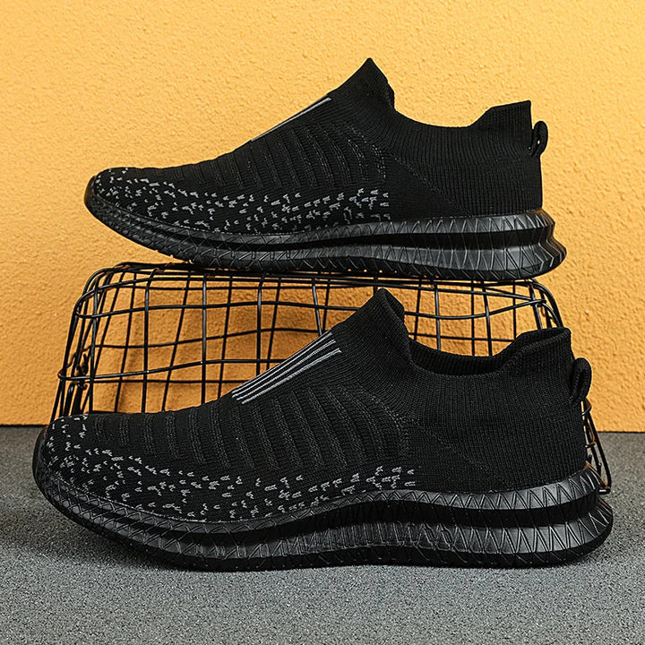 "Ventilerande slip-on herrskor med andningsbart material, lätt design och anti-glid sula för utomhusbruk."