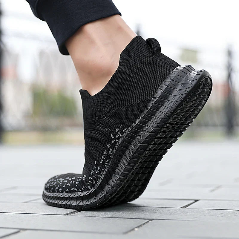 "Ventilerande slip-on herrskor med andningsbart material, lätt design och anti-glid sula för utomhusbruk."