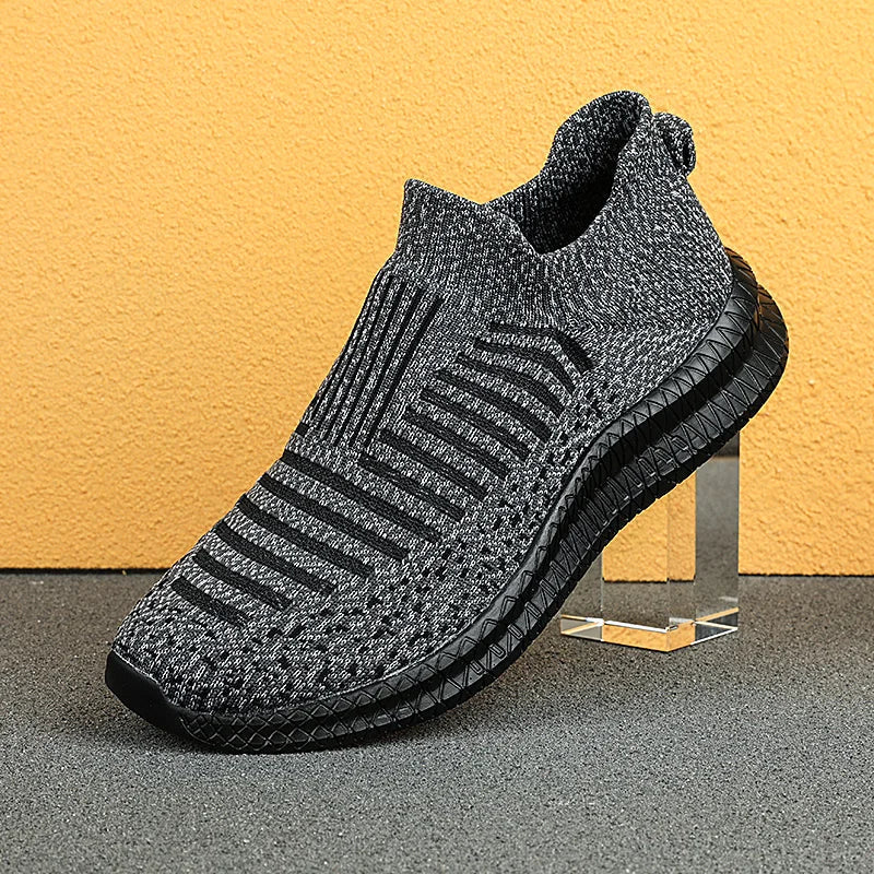 "Ventilerande slip-on herrskor med andningsbart material, lätt design och anti-glid sula för utomhusbruk."