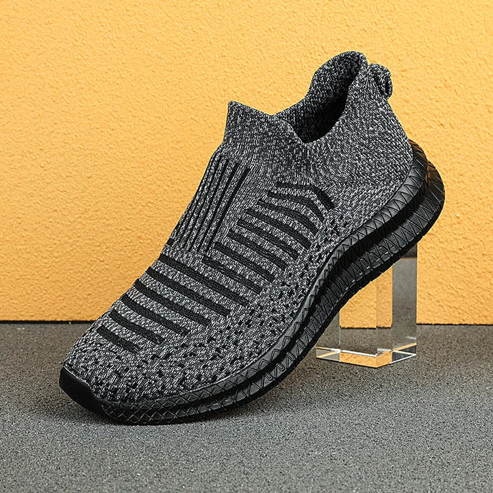"Ventilerande slip-on herrskor med andningsbart material, lätt design och anti-glid sula för utomhusbruk."
