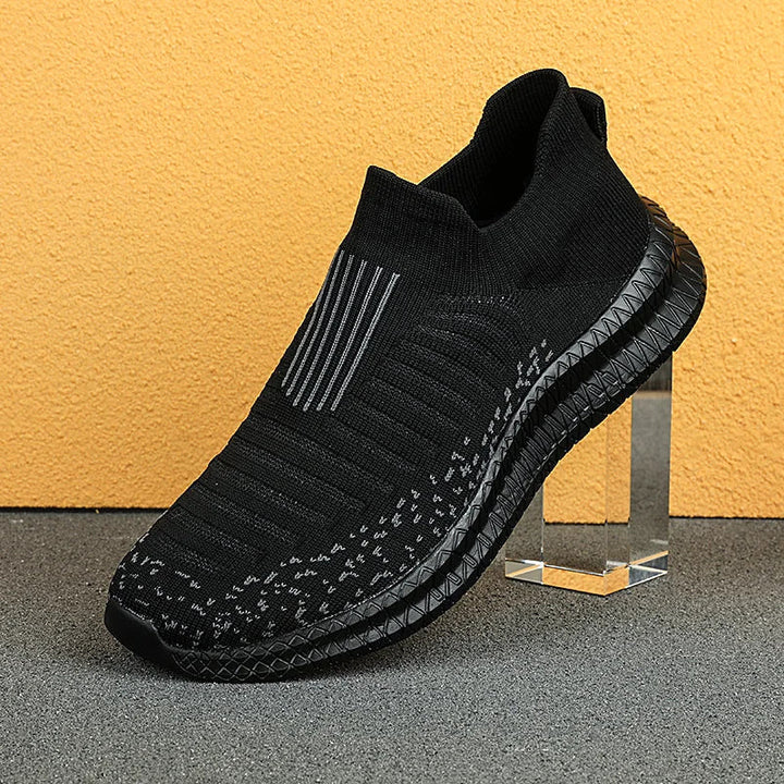 "Ventilerande slip-on herrskor med andningsbart material, lätt design och anti-glid sula för utomhusbruk."