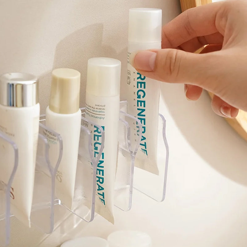 "Väggmonterad organisatörshylla i vit plast för hudvårdsprodukter, minimalistisk design passar i små badrum."