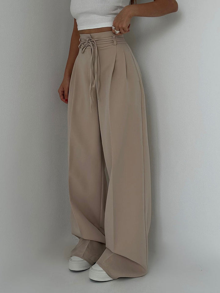 "Vida byxor dam hög midja, elegant passform med mjukt material och vita ben för en stilren och bekväm look."