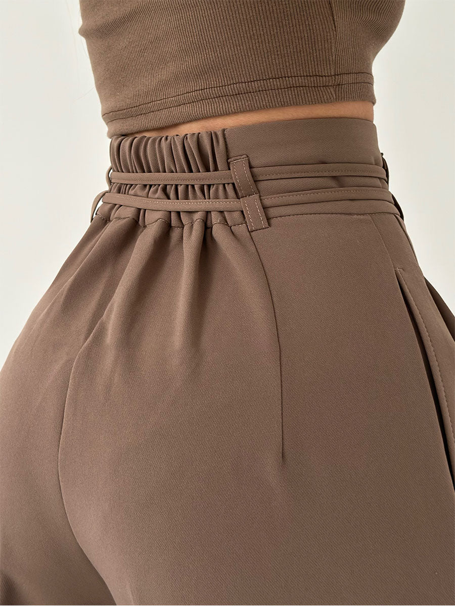 "Vida byxor dam hög midja, elegant passform med mjukt material och vita ben för en stilren och bekväm look."