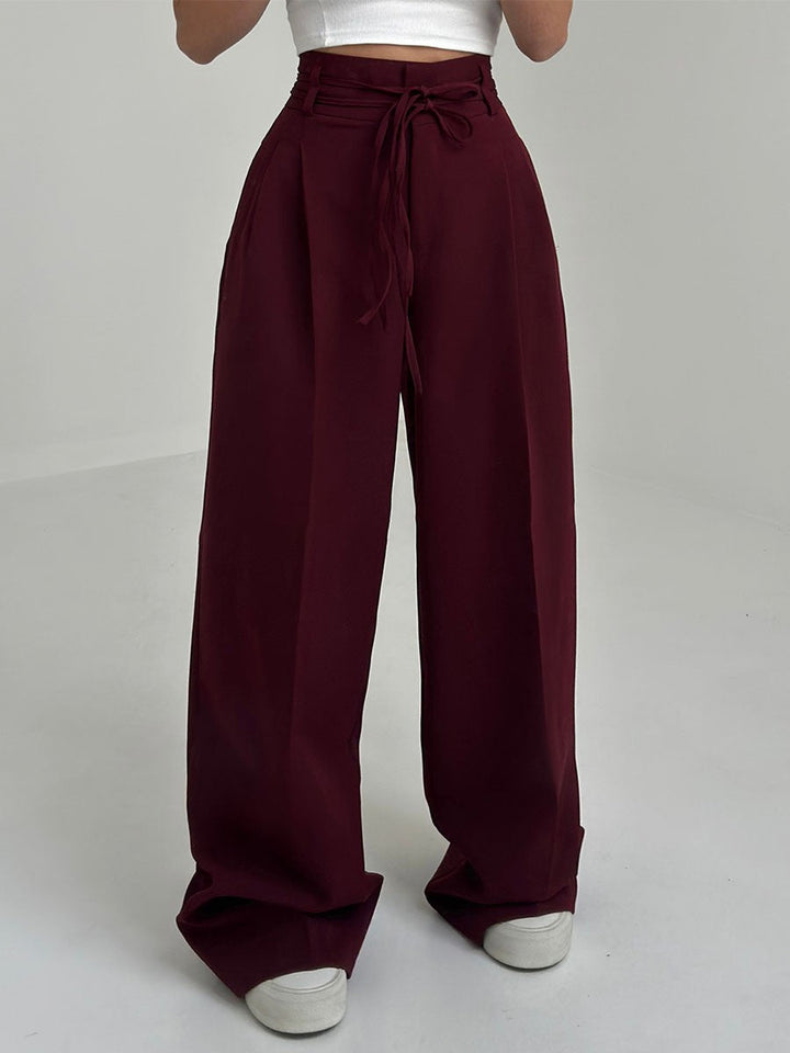 "Vida byxor dam hög midja, elegant passform med mjukt material och vita ben för en stilren och bekväm look."