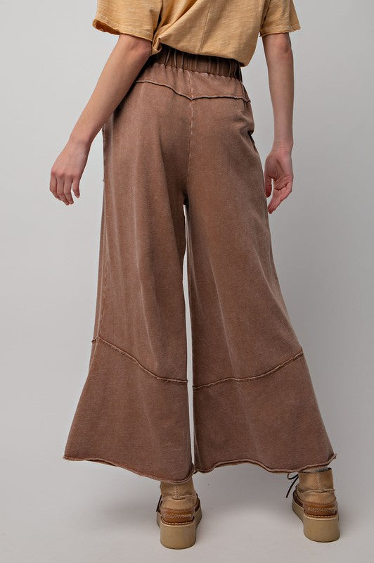 "Vida dambyxor i brun terry knit, mineraltvätt, vida ben, elastisk midja, unik stil, stilfull och bekväm."