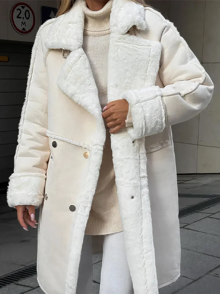 "Vindtät teddykappa för kvinnor i graciös silhuett, mjuk teddystruktur, elegant passform, beige nyans"
