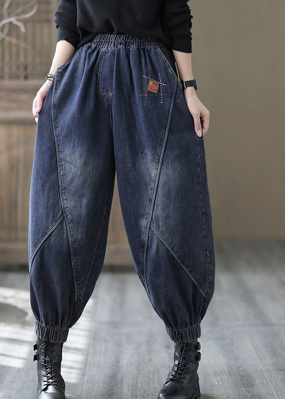 Vintage denimbyxor för damer framifrån med elastisk midja, rymliga fickor och avslappnad passform, perfekt för alla stilar.