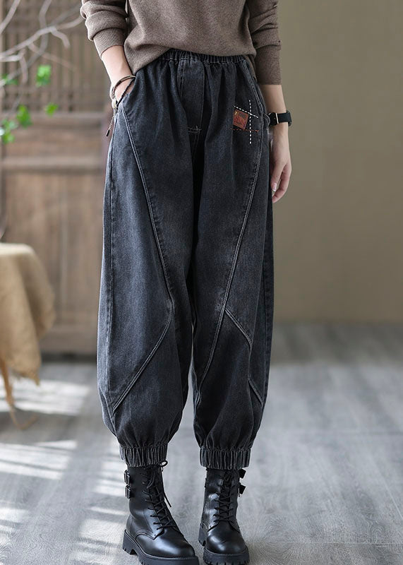 Vintage denimbyxor för damer framifrån med elastisk midja, rymliga fickor och avslappnad passform, perfekt för alla stilar.
