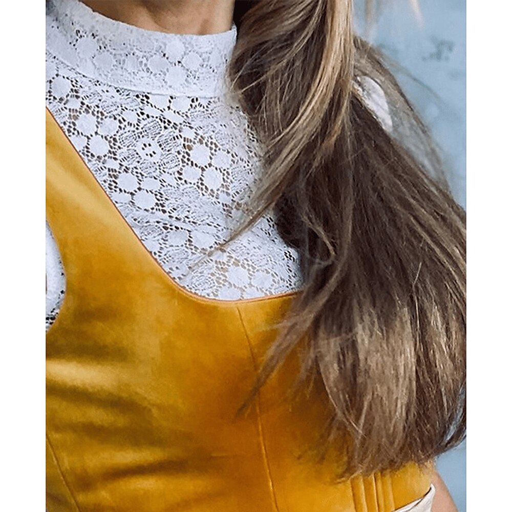 "Vintage dirndlklänning i orange med beige schürze, traditionell design för kvinnor, festlig look, detaljvy."