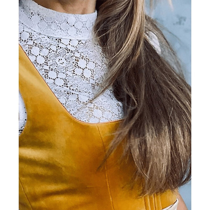 "Vintage dirndlklänning i orange med beige schürze, traditionell design för kvinnor, festlig look, detaljvy."