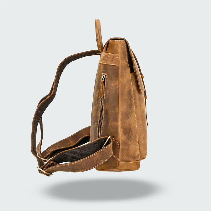 "Vintage herrläderransel med laptopfack, retro stil, elegant läderflik, remstängning, vadderade axelremmar, ikonisk design."