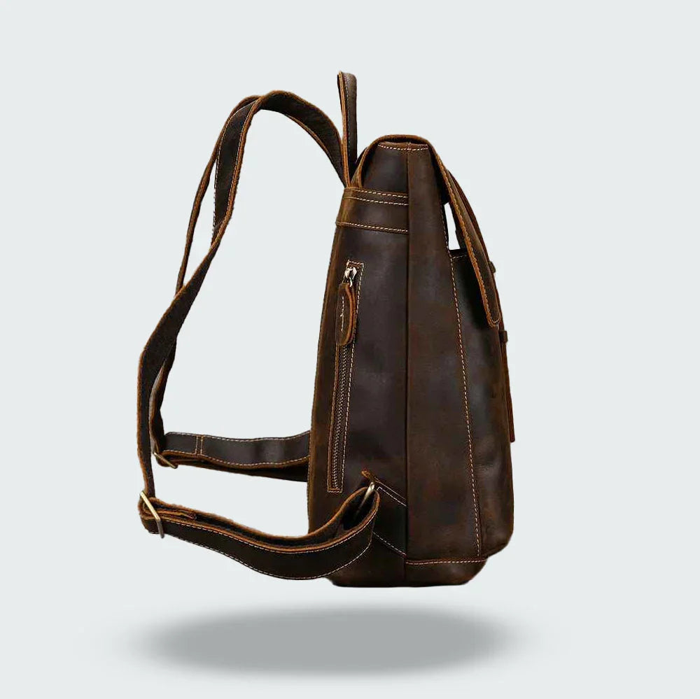 "Vintage herrläderransel med laptopfack, retro stil, elegant läderflik, remstängning, vadderade axelremmar, ikonisk design."