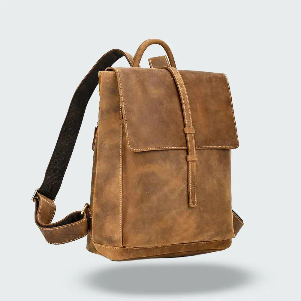 "Vintage herrläderransel med laptopfack, retro stil, elegant läderflik, remstängning, vadderade axelremmar, ikonisk design."