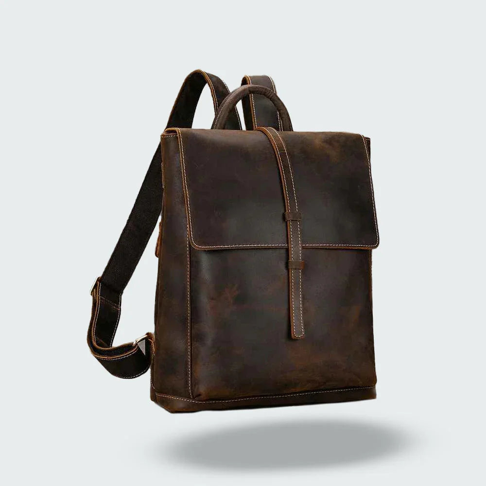 "Vintage herrläderransel med laptopfack, retro stil, elegant läderflik, remstängning, vadderade axelremmar, ikonisk design."