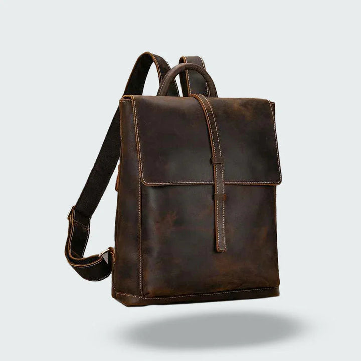 "Vintage herrläderransel med laptopfack, retro stil, elegant läderflik, remstängning, vadderade axelremmar, ikonisk design."