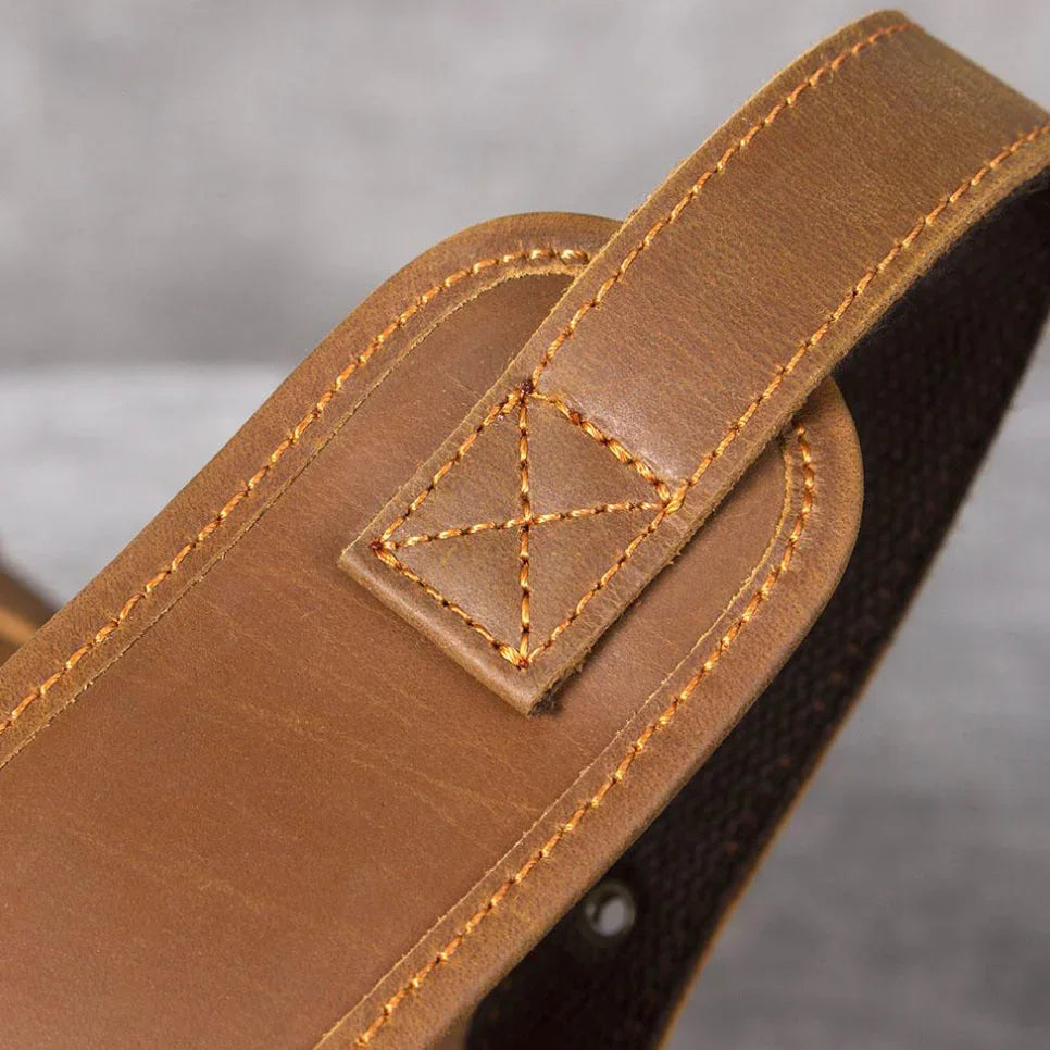 "Vintage herrläderransel med laptopfack, retro stil, elegant läderflik, remstängning, vadderade axelremmar, ikonisk design."