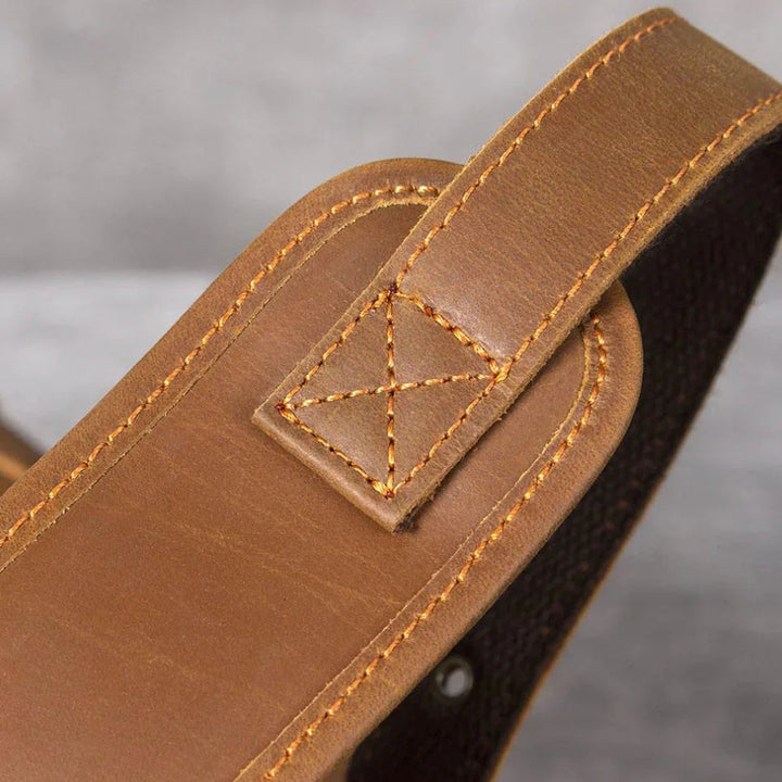 "Vintage herrläderransel med laptopfack, retro stil, elegant läderflik, remstängning, vadderade axelremmar, ikonisk design."