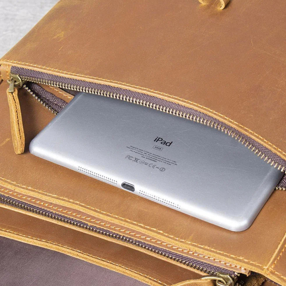 "Vintage herrläderransel med laptopfack, retro stil, elegant läderflik, remstängning, vadderade axelremmar, ikonisk design."