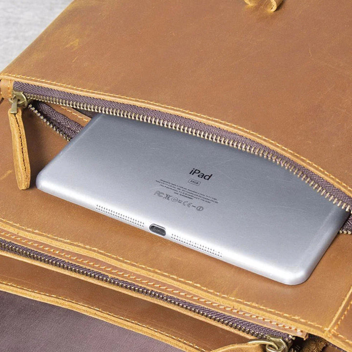 "Vintage herrläderransel med laptopfack, retro stil, elegant läderflik, remstängning, vadderade axelremmar, ikonisk design."