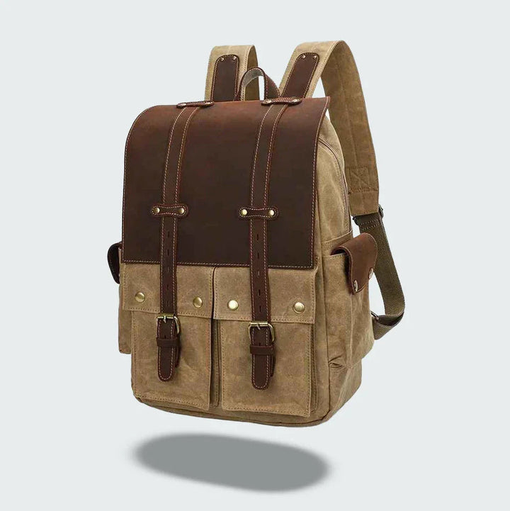 "Vintage kameraryggsäck i vaxad bomull och läder, herrmodell. Stilren design med bruna läderdetaljer och klassisk look."