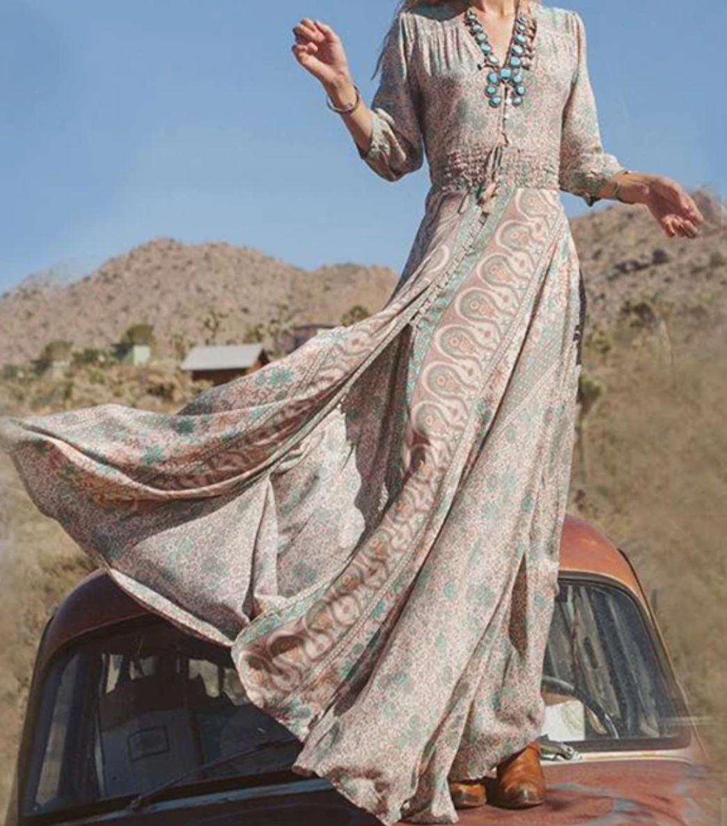 "Vintage maxi klänning för dam i elegant mönster med lång, flytande design och bekvämt material, perfekt för alla tillfällen.