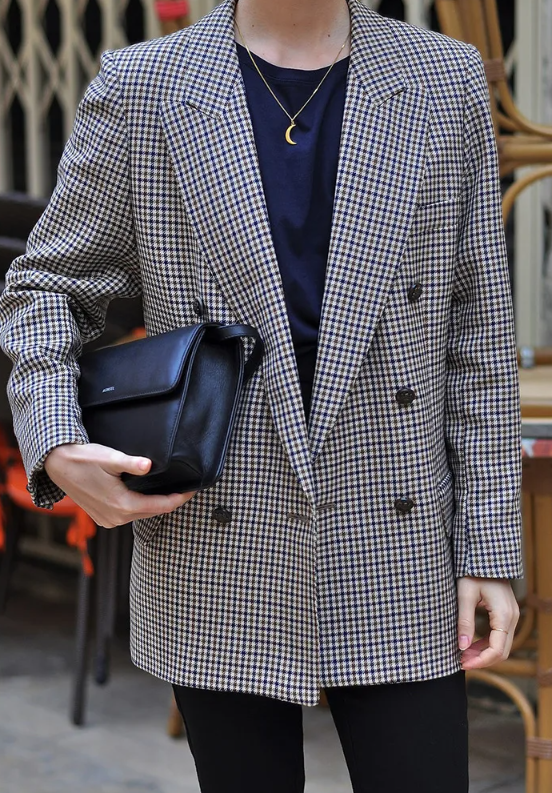 "Vintage rutig damkavaj med dubbelknäppning, tidlöst rutmönster, elegant skräddarsydd passform, kvinnor blazers mode."